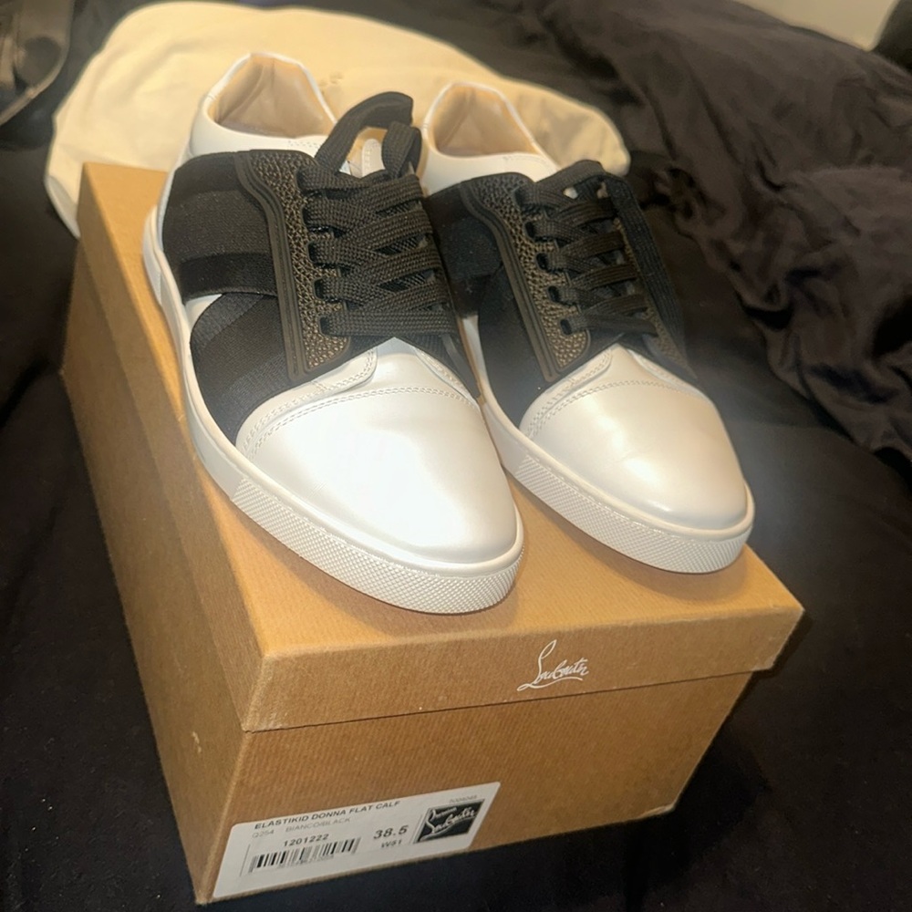 Like new comes with box and dust bags